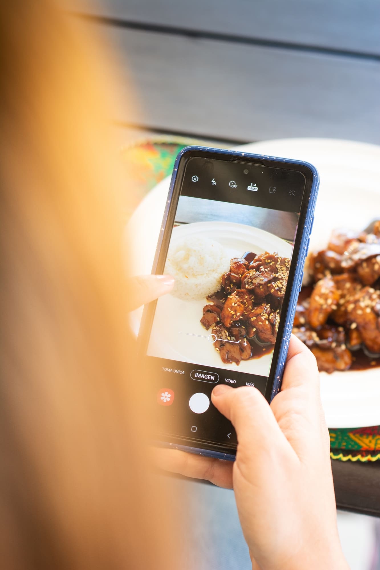 Imagen de persona sacando una foto de comida.